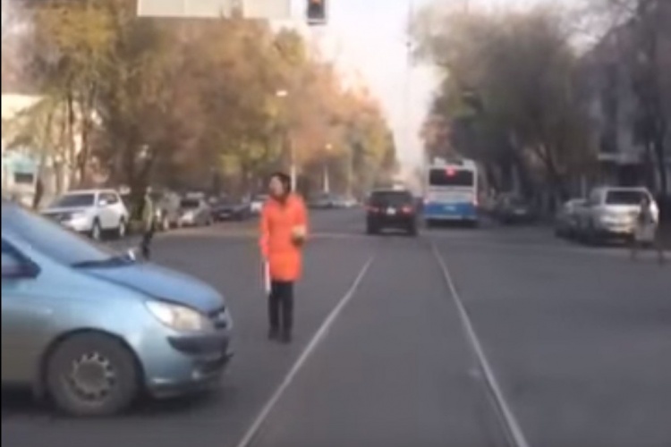 В Алматы девушка разрулила пробку (видео)