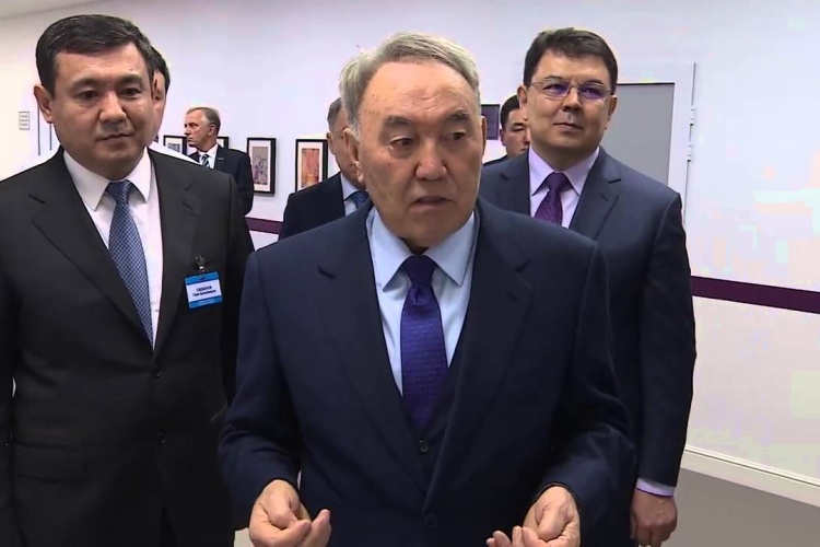 Назарбаев пошутил про врачей