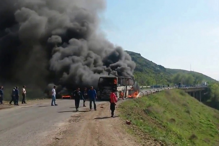 На трассе загорелся пассажирский автобус (видео)